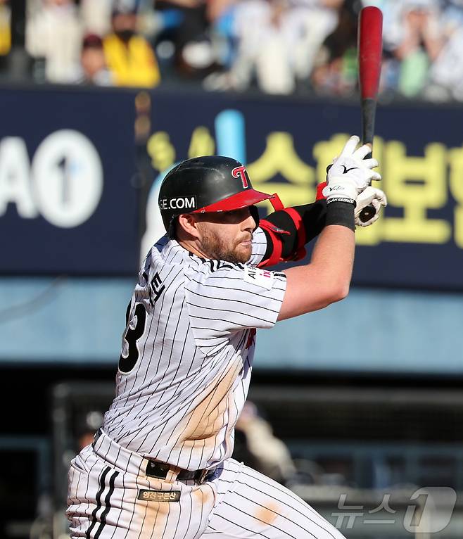 어린이날인 5일 오후 서울 송파구 잠실야구장에서 열린 프로야구 '2026 신한은행 SOL KBO리그' 두산 베어스와 LG 트윈스의 경기, LG 오스틴이 8회말 2사 상황 2루타를 치고 있다. 2026.5.5 ⓒ 뉴스1 김진환 기자