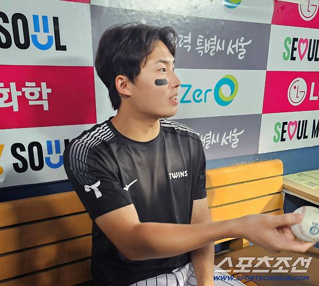 LG 통산 최다삼진 기념구를 받아드는 임찬규. 김영록 기자