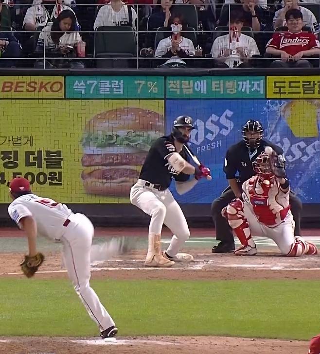 ◇이지영은 공이 너무 높아 제대로 포구를 하지 못했다. 공은 포수 마스크 최상단쪽에 꽂혔다. 심지어 포크볼이라 위에서 아래로 떨어졌다. 결과는 스트라이크. 사진출처=중계화면 캡처