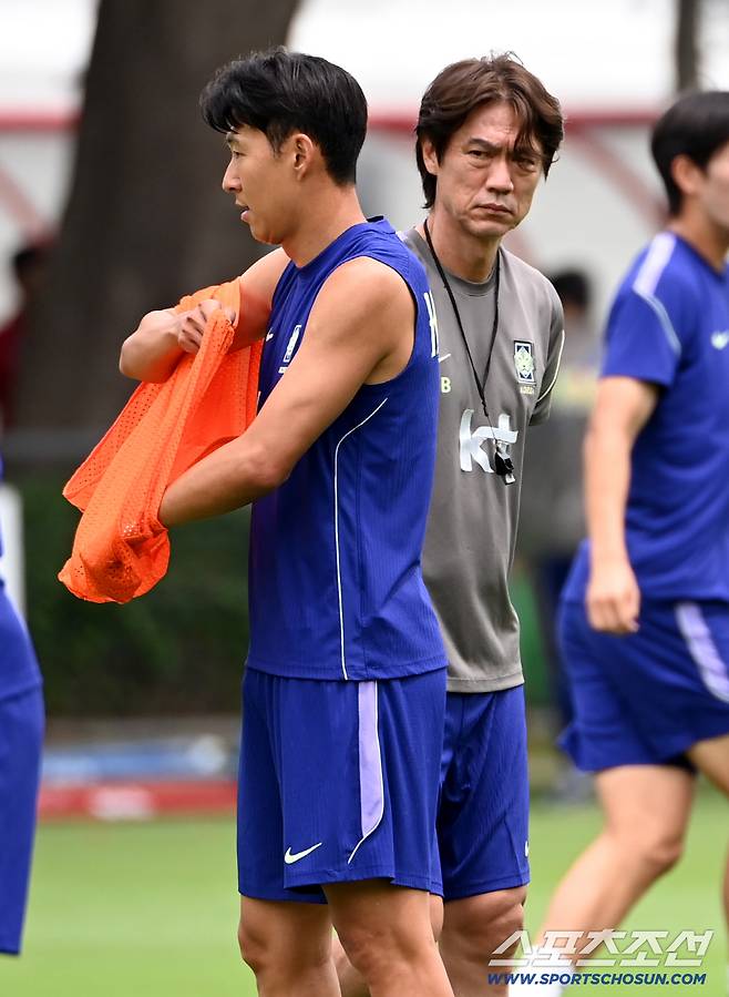 8일(한국시각) 멕시코 과달라하라 인근 사포판 월드컵대표팀 베이스캠프 훈련장 치바스 베르데 바예에서 진행된 대한민국 월드컵 대표팀의 공식 훈련, 홍명보 감독이 조끼를 입는 손흥민의 옆을 지나치고 있다. 사포판(멕시코)=허상욱 기자wook@sportschosun.com/2026.06.08/