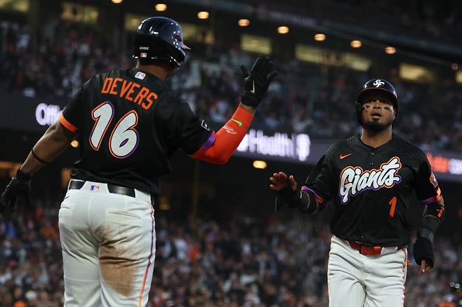 San Francisco Giants' Luis Arraez (1) is congratulated by Rafael Devers (16) after scoring on a double hit by Jung Hoo Lee during the fifth inning of a baseball game against the Washington Nationals in San Francisco, Tuesday, June 9, 2026. (AP Photo/Jed Jacobsohn)
<저작권자(c) 연합뉴스, 무단 전재-재배포, AI 학습 및 활용 금지>