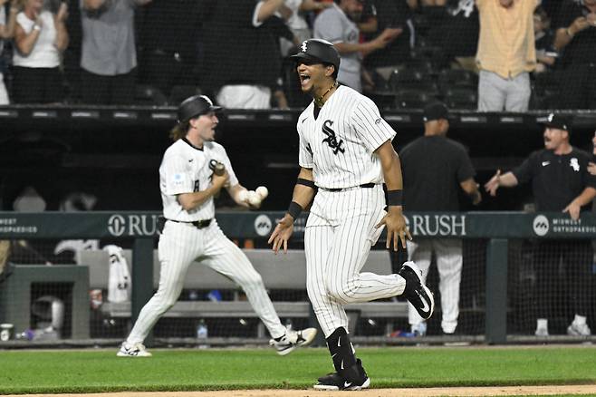 Jun 9, 2026; Chicago, Illinois, USA;  Chicago White Sox right fielder Braden Montgomery (24) yells as he approaches home plate after his walk off two run home run during the tenth inning against the Atlanta Braves at Rate Field. Mandatory Credit: Matt Marton-Imagn Images







<저작권자(c) 연합뉴스, 무단 전재-재배포, AI 학습 및 활용 금지>