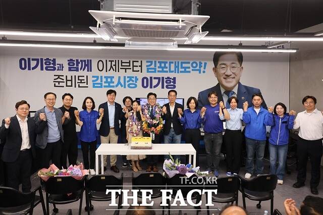 이기형 김포시장 당선인이 축하 꽃다발을 목에 걸고 기념촬영을 하고 있다. /이기형 당선인 캠프