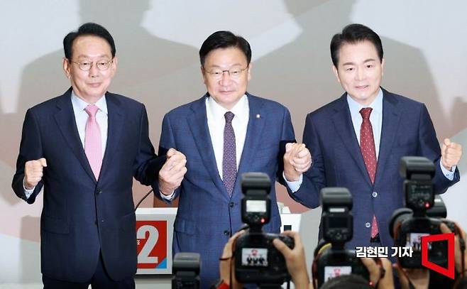 국민의힘 원내대표 후보들이 10일 국회에서 열린 원내대표 선출 선거 의원총회에서 기념 촬영하고 있다. 왼쪽부터 김도읍, 정점식, 성일종 의원. 2026.6.10 김현민 기자