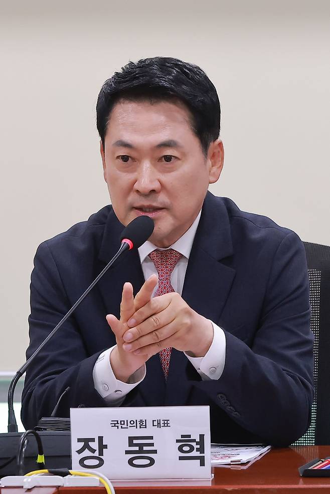 8일 국회 의원회관에서 국민의힘 정책위원회와 나경원 의원 등이 연 토론회 '6.3 투표용지부족·부실선거 사태, 국민은 재선거·특검을 촉구한다! - 선거법 개정, 무능·부패 선관위 해체를 위한 법적 과제'에서 국민의힘 장동혁 대표가 인사말하고 있다. /연합뉴스
