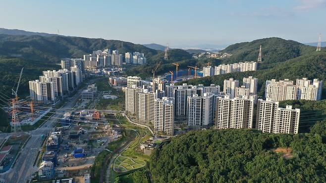 2021년 9월 12일 오후 경기도 성남시 분당구 대장동 일대에 신축 아파트가 들어서 있다. /조선DB
