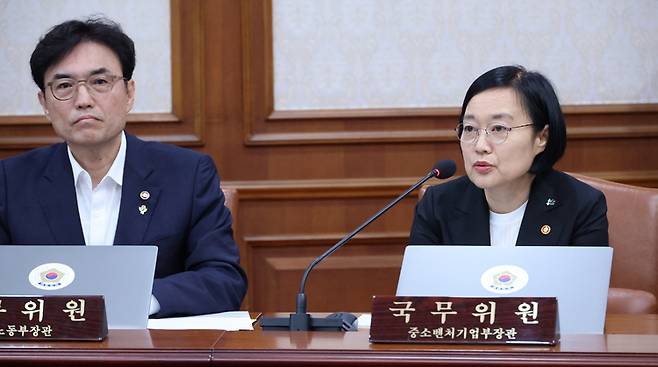 한성숙 국무총리 후보자가 지난 9일 오전 서울 종로구 정부서울청사에서 열린 국무회의 겸 비상경제점검회의에서 발언하고 있다. 연합뉴스