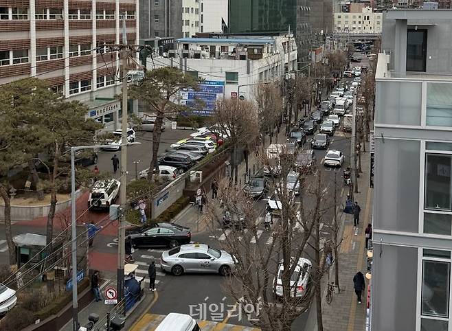 발레파킹 서비스 운영 전 순천향대 서울병원 정문 앞 모습. 병원에 진입하기 위한 차들이 줄지어 있다. ⓒ순천향대 서울병원