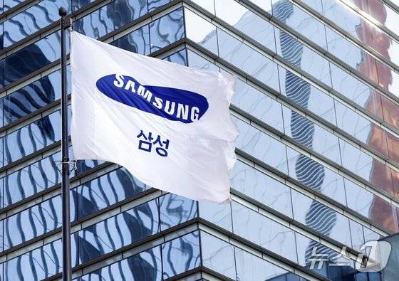 삼성전자 서울 서초 사옥 앞에 깃발이 나부끼고 있다.ⓒ 뉴스1 DB