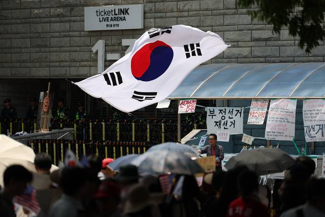 6·3 지방선거 투표용지 부족 사태를 규탄하며 재선거를 요구하는 ‘잠실 개표소 봉쇄 시위’가 계속되고 있는 9일 서울 송파구 올림픽공원 핸드볼경기장에서 시민들이 구호를 외치고 있다. [연합뉴스]