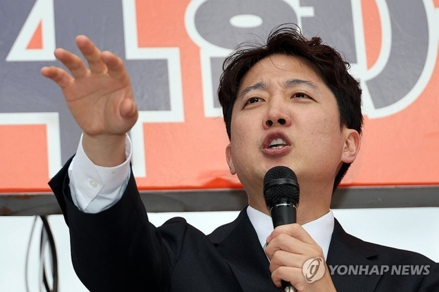이준석 개혁신당 총괄선거대책위원장이 지난달 21일 서울 동작구 사당역 인근에서 열린 김정철 서울시장 후보 출정식에서 지원 유세를 하고 있다. [연합뉴스]