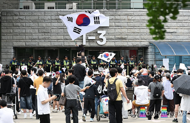 잠실 개표소 봉쇄 시위 [연합뉴스]
