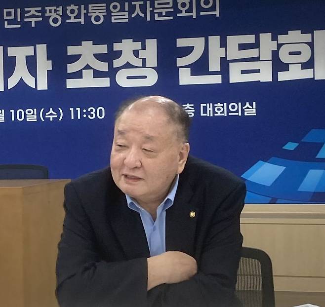 강창일 민주평화통일자문회의 수석부의장이 10일 서울 장충단로 민주평통 대회의실에서 간담회를 갖고 있다. 그는 이해찬 전 국무총리의 유고로 인해 후임 수석부의장으로 지난 4월 17일 부임했다. 사진=김경수 기자