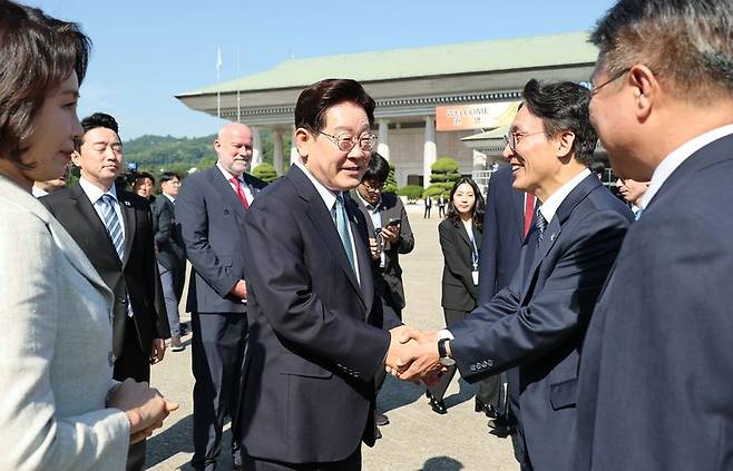 주요7개국(G7) 정상회의 참석과 유럽 순방을 위해 출국하는 이재명 대통령이 9일 성남 서울공항에서 환송 나온 김민석 국무총리와 인사하고 있다. 연합뉴스