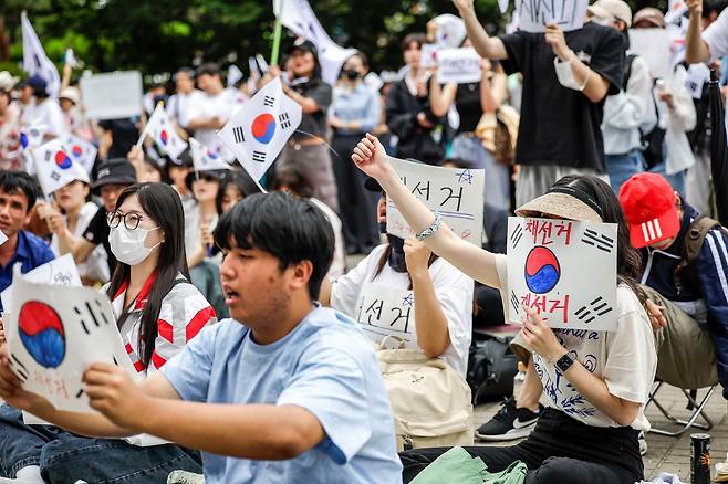 제9회 전국동시지방선거 투표용지 부족 사태에 항의하며 개표소 봉쇄 시위를 이어가는 시민들이 7일 서울 송파구 올림픽공원 핸드볼경기장에 설치된 개표소 앞에서 재선거를 요구하고 있다. 뉴시스