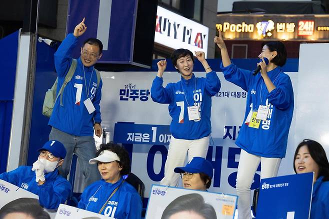 2025년 5월 19일 서울 마포구 홍대 KT&G 상상마당 앞에서 열린 이재명 당시 더불어민주당 대선후보의 선거 유세에서 이지은(가운데) 당 대변인이 끝나고 춤을 추고 있다. 한국일보 자료사진