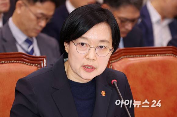 한성숙 중소벤처기업부 장관이 지난해 10월 14일 서울 여의도 국회에서 열린 국회 산업통상자원중소벤처기업위원회 중소벤처기업부 등에 대한 국정감사에서 질의에 답변하고 있다. [사진=곽영래 기자]