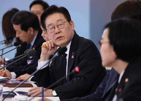 이재명 대통령이 청와대에서 열린 국가창업시대 전략회의 'K-스타트업이 미래를 만든다'에서 한성숙 중기부 장관에게 질문하고 있다. [사진=연합뉴스]