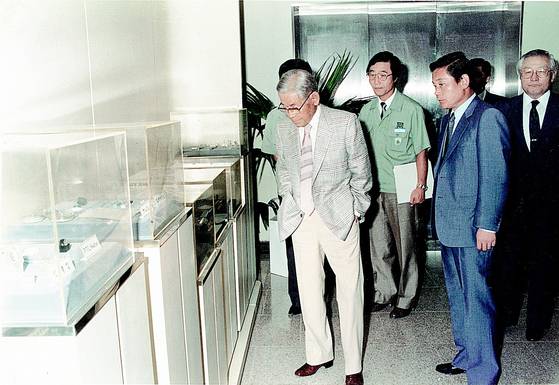 1987년 7월 당시 이병철 삼성 회장이 이건희 부회장과 함께 경기도 기흥에 있는 삼성종합기술원을 방문해 첨단 기술 개발현황을 둘러보고 있다. [중앙포토]