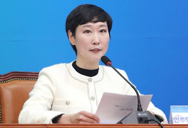 더불어민주당 11호 인재영입 인사인 이지은 전 총경이 지난 2024년 1월 29일 오전 서울 여의도 국회에서 열린 더불어민주당 11·12호 인재영입식에서 인사말을 하고 있다. 뉴스1