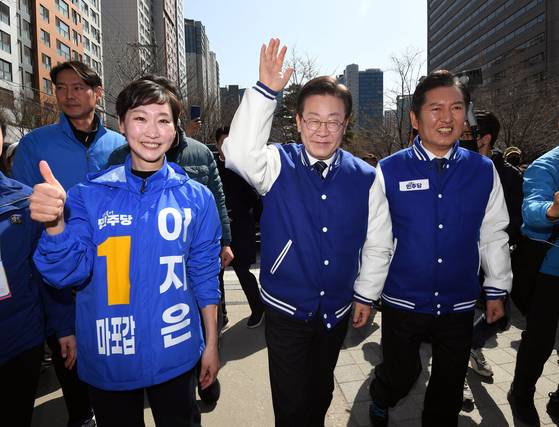 2024년 3월18일 22대 총선을 앞두고 이재명 당시 더불어민주당 대표가 서울 마포구 경의선 숲길 일대를 돌며 시민들에게이지은 당시 마포갑, 정청래 당시 마포을 후보 지지를 호소하고 있는 모습. 연합뉴스