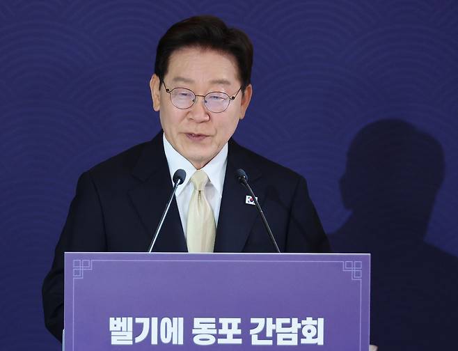 이재명 대통령이 9일(현지시간) 벨기에 브뤼셀 한 호텔에서 열린 동포 만찬간담회에서 발언을 하고 있다. 뉴스1