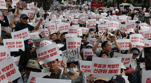 지난 6일 청와대 앞에서 열린 6·3 지방선거 투표용지 부족 사태 규탄 및 재선거 촉구 집회에서 참석자들이 구호를 외치고 있다. 연합뉴스