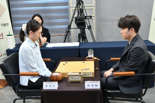 박하민 9단(오른쪽)이 김은지 9단을 꺾고 LG배 16강에 올랐다. [한국기원 제공]