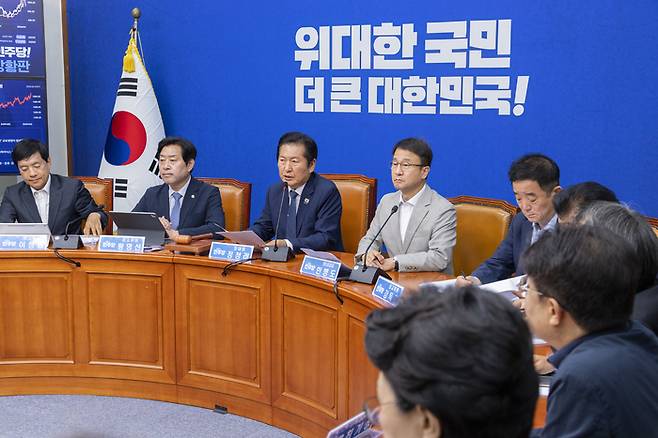 정청래 더불어민주당 대표가 10일 국회에서 지방선거 이후 처음으로 열린 최고위원회의에서 발언하고 있다. [연합뉴스]