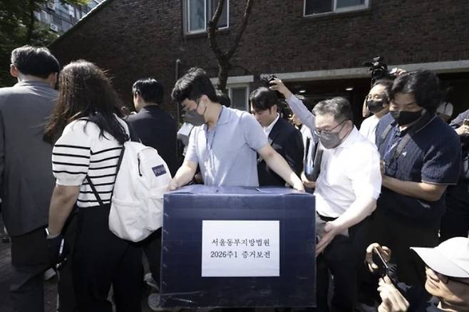 서울동부지방법원 관계자들이 10일 6·3 지방선거 당시 서울 송파구 잠실7동 제2투표소였던 아파트 노인정에서 현장 검증을 마친 뒤 떠나고 있다. [연합뉴스]