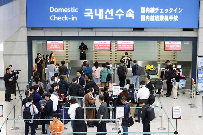 인천-제주 국내선 직항노선이 10년 만에 운항을 재개한 지난달 12일 인천국제공항 제1여객터미널에서 승객들이 탑승 수속을 하고 있다. / 사진 = 뉴시스