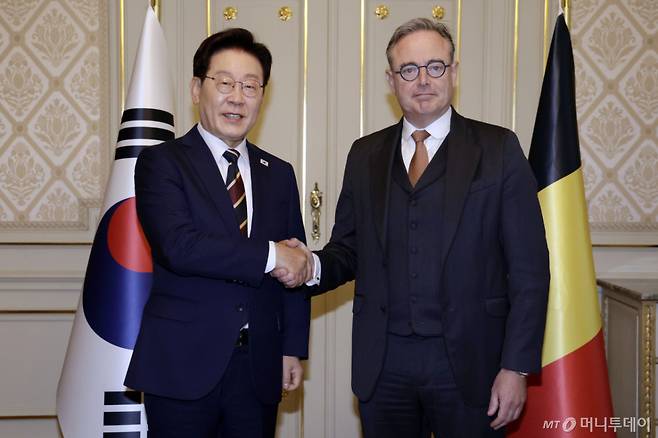 [브뤼셀=뉴시스] 최동준 기자 = G7 정상회의 참석 계기 벨기에를 방문 중인 이재명 대통령이 10일(현지 시간) 브뤼셀 총리관저에서 바르트 드 웨브흐 벨기에 총리와 정상회담에 앞서 기념촬영을 하고 있다. 2026.06.10. photocdj@newsis.com /사진=최동준