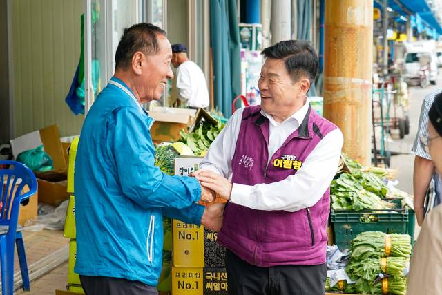 청량리농수산물시장을 방문한 이필형(오른쪽) 동대문구청장이 상인과 인사하고 있다. 동대문구청 제공