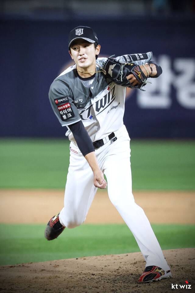 고영표가 6월 9일 수원 삼성 라이온즈전 공을 던지고 있다./KT 위즈 제공