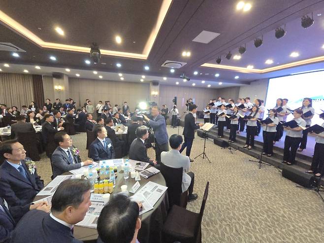춘천시립합창단의 당선 축하곡 공연을 감상하고 있는 우상호(왼쪽) 강원특별자치도지사 당선인.