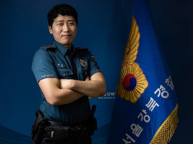 고열로 위독한 신생아를 병원으로 긴급 이송해 살려낸 유상범 서울 강북경찰서 미아지구대 경위가 4일 오후 서울 강북구 강북경찰서에서 인터뷰를 하기 전 포즈를 취하고 있다. 윤창빈 기자