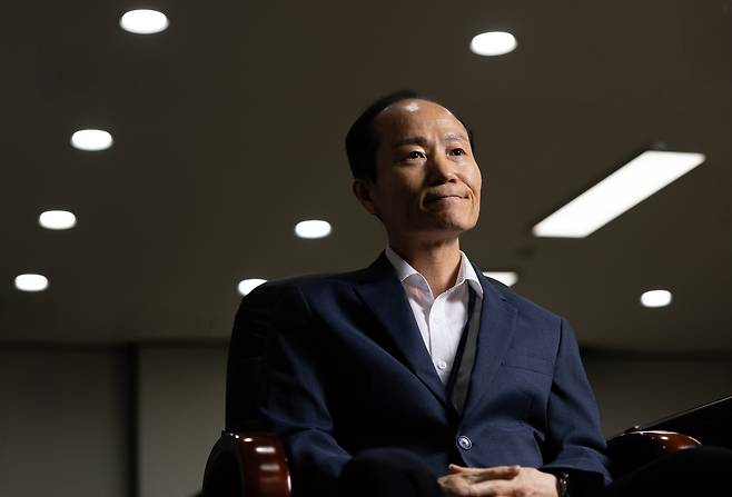 연쇄살인범 유영철 사건 담당수사관이었던 김성길 강북경찰서 지능팀장이 4일 오후 서울 강북구 강북경찰서에서 인터뷰하고 있다. 윤창빈 기자