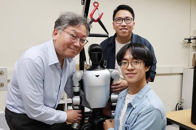 이번 연구를 수행한 유창동(왼쪽) KAIST 교수 연구팀.[KAIST 제공]