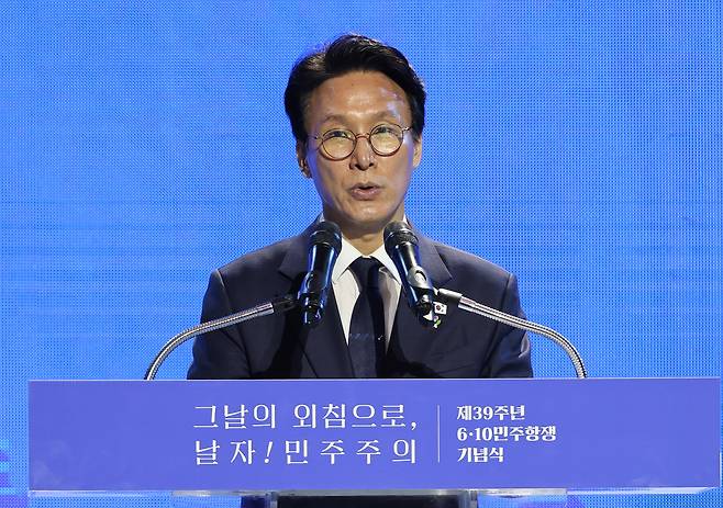 김민석 국무총리가 10일 서울 용산구 민주화운동기념관에서 열린 제39주년 6ㆍ10민주항쟁 기념식에서 기념사를 하고 있다. [연합]