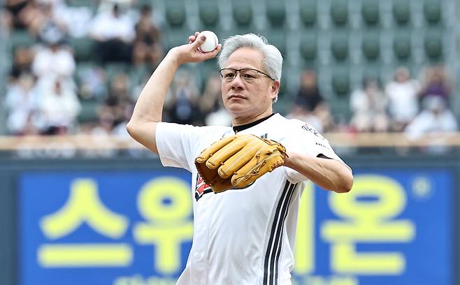 젠슨 황 엔비디아 최고경영자(CEO)가 지난 7일 서울 잠실야구장에서 열린 2026 프로야구 KBO리그 키움 히어로즈의 두산 베어스의 경기에 앞서 시구를 하고 있다. [연합]