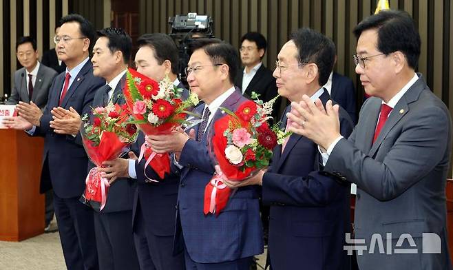 [서울=뉴시스] 조성봉 기자 = 정점식 국민의힘 신임 원내대표가 10일 오후 서울 여의도 국회에서 열린 원내대표 선출 의원총회에서 당 지도부, 후보들과 기념촬영을 하고 있다. 왼쪽부터 유상범 선거관리위원장,  장동혁 대표, 성일종 후보, 정 신임 원내대표, 김도읍 후보, 송언석 전 원내대표.  2026.06.10. suncho21@newsis.com