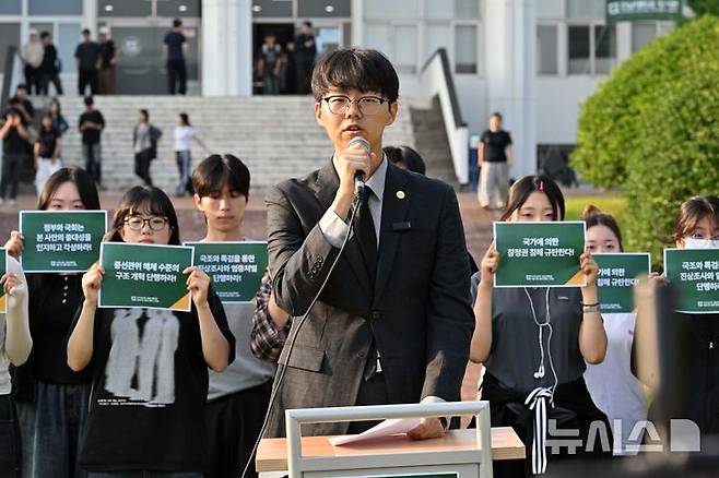 [광주=뉴시스] 이영주 기자 = 윤동규 전남대학교 제55대 총학생회장이 10일 오후 광주 북구 용봉동 전남대학교에서 중앙선거관리위원회의 6·3지방선거 투표용지 부족 사태와 관련한 시국선언을 하고 있다. 2026.06.10. leeyj2578@newsis.com