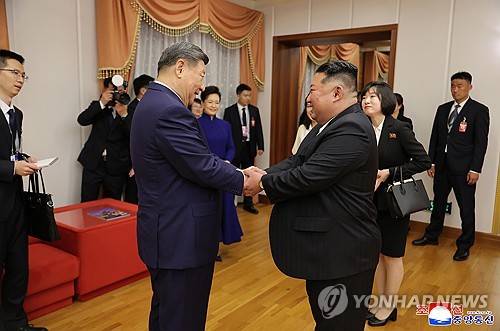 악수하는 김정은과 시진핑 [평양 조선중앙통신=연합뉴스 제공]