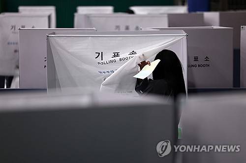 제9회 전국동시지방선거일인 3일 투표소 모습 [연합뉴스]