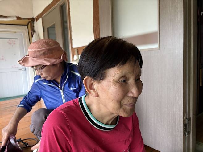 농촌지역에서는 이미용 서비스도 통합돌봄 사업의 하나로 이뤄지고 있다. 노인일자리 참여자가 어르신의 머리카락을 다듬고 있다. 보성시니어클럽
