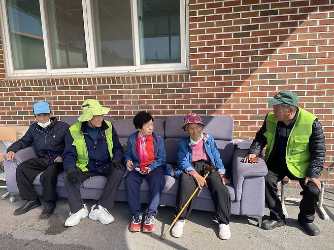 보성시니어클럽이 운영하는 ‘마을건강지킴이’는 사업 참여자가 이웃 어르신 가정을 찾아 안부를 살피는 활동으로, 현재 보성지역 137개 마을에서 265명이 참여하고 있다. 보성시니어클럽