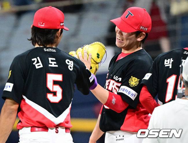 [OSEN=고척, 조은정 기자]프로야구 KIA 타이거즈가 키움 히어로즈를 완파하고 4연승을 달성했다.이범호 감독이 이끄는 KIA는 26일 서울 고척스카이돔에서 열린 2026 신한 SOL KBO리그 키움 히어로즈와의 원정경기에서 5-2로 승리했다. 이날 승리로 4연승을 질주한 KIA는 시즌 전적 26승22패1무를 만들었다. 반면 3연패에 빠진 키움은 20승29패1무가 되면서 우천 노게임으로 경기를 쉰 NC 다이노스(19승27패1무)에 밀리며 다시 최하위로 내려앉았다.KIA 김도영이 성영탁과 승리를 기뻐하고 있다. 2026.05.26 /cej@osen.co.kr