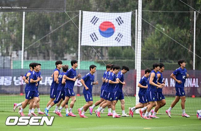 [OSEN=사포판(멕시코), 이대선 기자] 2026 북중미 월드컵에 참가하는 한국 축구국가대표팀이 9일(한국시각) 멕시코 과달라하라 인근 사포판의 치바스 베르데 바예에서 훈련을 진행했다.한국은 과달라하라에서 체코와 멕시코를 차례로 상대한 뒤 조별리그 마지막 경기를 치른다.대표팀 선수들이 훈련을 하고 있다. 2026.06.09 /sunday@osen.co.kr