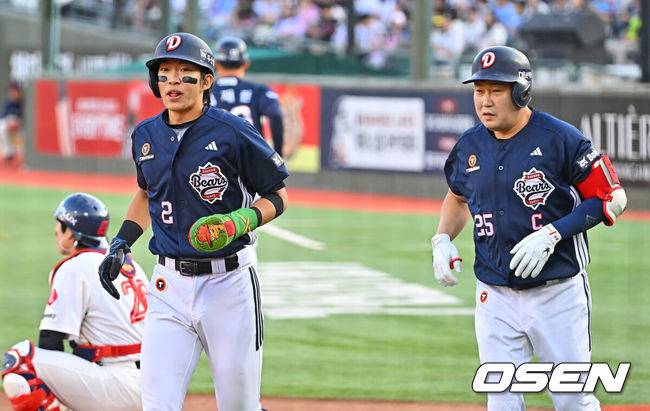 [OSEN=부산, 이석우 기자] 9일 부산 사직야구장에서 2026 신한 SOL KBO 리그 롯데 자이언츠와 두산 베어스의 경기가 열렸다. 홈팀 롯데는 나균안이, 방문팀 두산은 곽빈이 선발 출전했다.두산 베어스 양의지가 1회초 무사 1루 좌중월 2점 홈런을 치고 하이파이브를 하고 있다. 2026.06.09 / foto0307@osen.co.kr