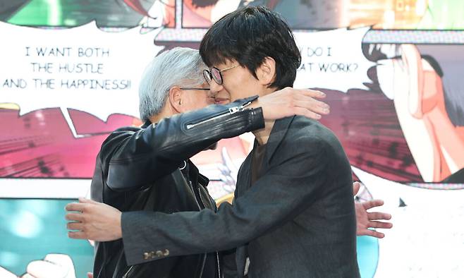 젠슨 황 엔비디아 최고경영자(CEO)가 지난 8일 귀국하기 전 이해진 네이버 이사회 의장과 만나 기념 촬영을 하는 모습. 네이버 제공